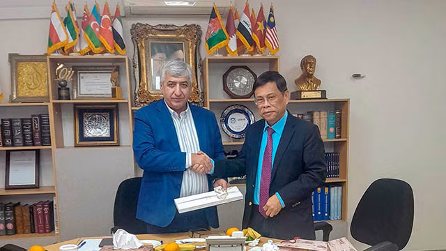 L'ambassadeur du Vietnam en Iran Luong Quôc Huy (à droite) et Hormatallah Rafiei (à gauche), président de l’Association iranienne des transports aériens et des entreprises touristiques. Photo : baoquocte.vn