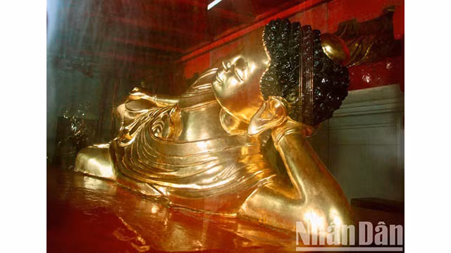 La statue du roi Trân Nhân Tông, le premier patriarche de l'école Truc Lâm Zen à la pagode Phô Minh dans la province de Nam Dinh. Photo : NDEL