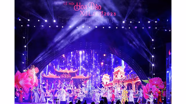 Lors de la cérémonie d'ouverture, les délégués et les visiteurs ont profité d’un programme artistique avec la participation de plus de 100 artistes et acteurs. Photo : vneconomy.vn
