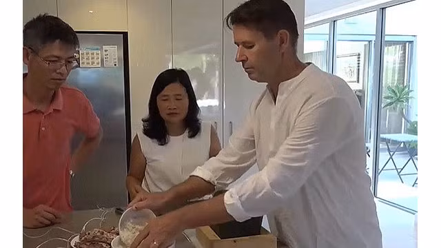 La communauté vietnamienne en Australie prépare souvent des plats traditionnels de leur pays d'origine chaque année et au printemps. Photo : Journal Télévision de la VNA).
