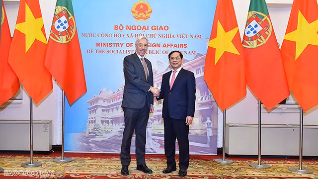 Le ministre des AE Bùi Thanh Son (à droite) et son homologue portugais. Photo : baoquocte.vn