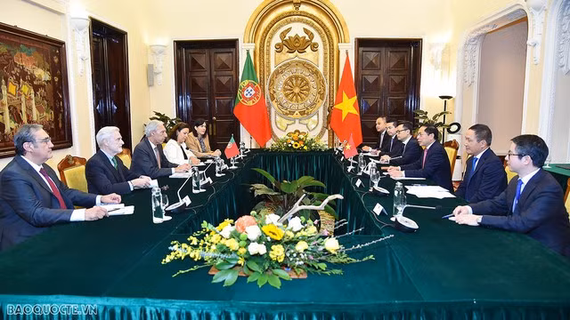 Le ministre des AE Bùi Thanh Son s'entretient avec son homologue portugais. Photo : VGP. Le ministre des AE Bùi Thanh Son s'entretient avec son homologue portugais. Photo : VGP.