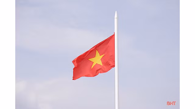 La cérémonie de lever du drapeau a lieu tous les lundis matin sur le toit-terrasse de la plate-forme DK1/10 située sur le haut-fond de Cà Mau - l'un des 15 plates-formes du bataillon. Photo : baohatinh.vn
