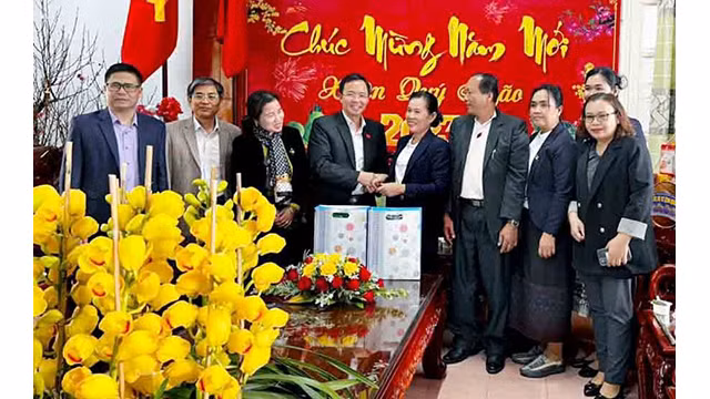 L'Union des femmes de Champassak (Laos) rend visite et formule les meilleurs vœux du Têt à Lâm Dông. Photo : NDEL.