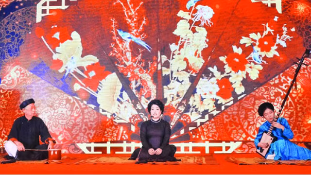 Des artistes interprètent le « ca trù » lors du 3e Festival « ca trù » de Hanoi. Photo : NDEL.