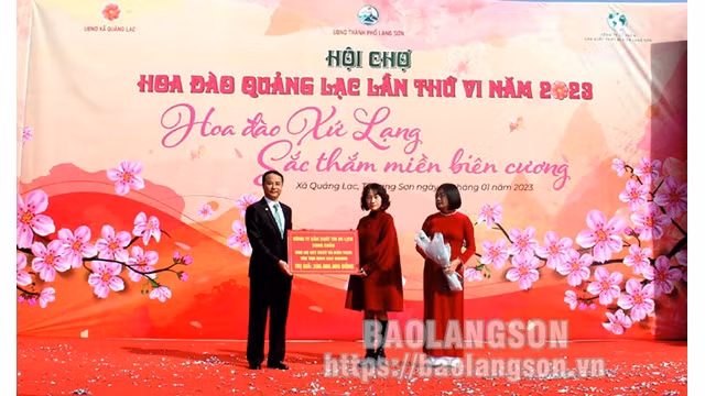 Lors de la cérémonie d'ouverture, les donneurs ont fait don d’une somme de 400 millions de dôngs pour restaurer la maison communale de Pac Moong. Photo: baolangson.vn Lors de la cérémonie d'ouverture, les donneurs ont fait don d’une somme de 400 millions de dôngs pour restaurer la maison communale de Pac Moong. Photo: baolangson.vn