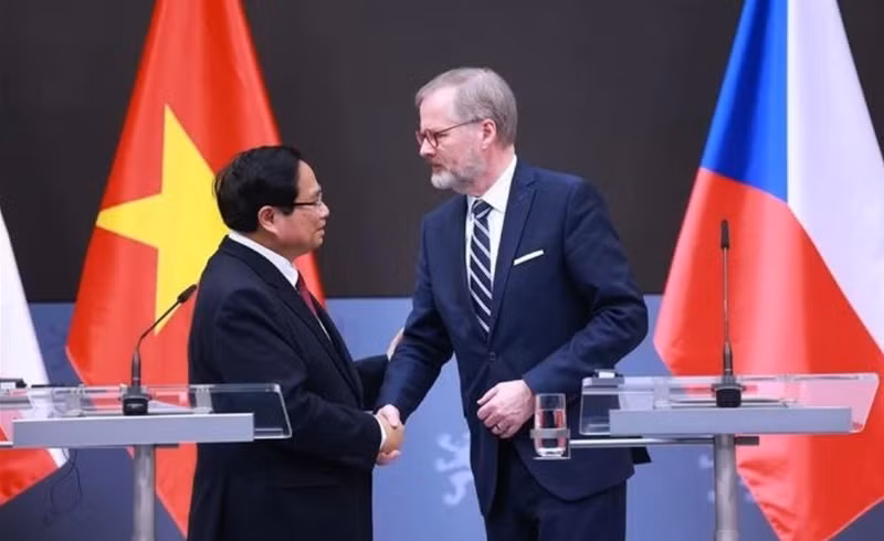 Le Premier ministre vietnamien Pham Minh Chinh et son homologue tchèque Petr Fiala se serrent la main avant leur rencontre avec la presse, à Prague, le 20 janvier. Photo: VNA