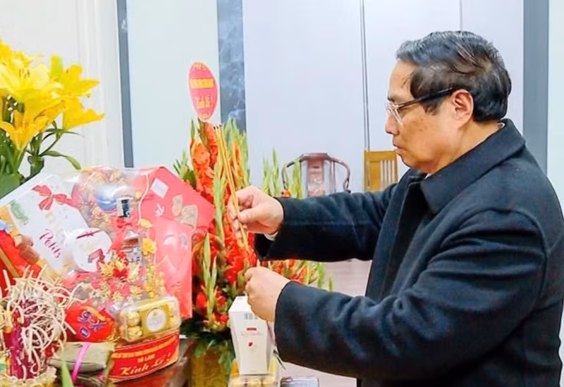 Le Premier ministre Pham Minh Chinh offre l'encens pour commémorer l'ancien SG Nguyen Phu Trong. Photo : VNA.