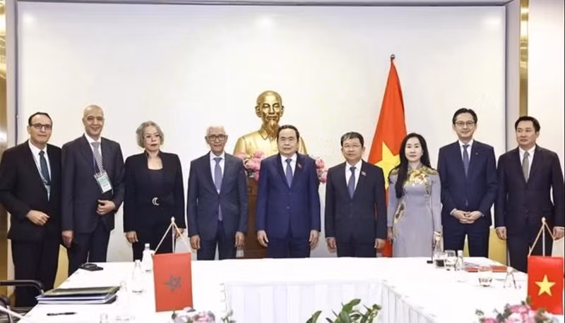 Le président de l'Assemblée nationale (AN) du Vietnam, Tran Thanh Man (au centre), le président de la Chambre des représentants du Maroc, Rachid Talbi El Alami et les délégués. Photo : VNA.