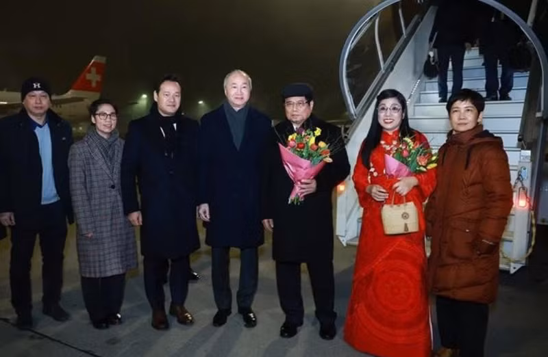 Le PM Pham Minh Chinh et son épouse sont arrivés à l'aéroport de Zurich. Photo : VNA.