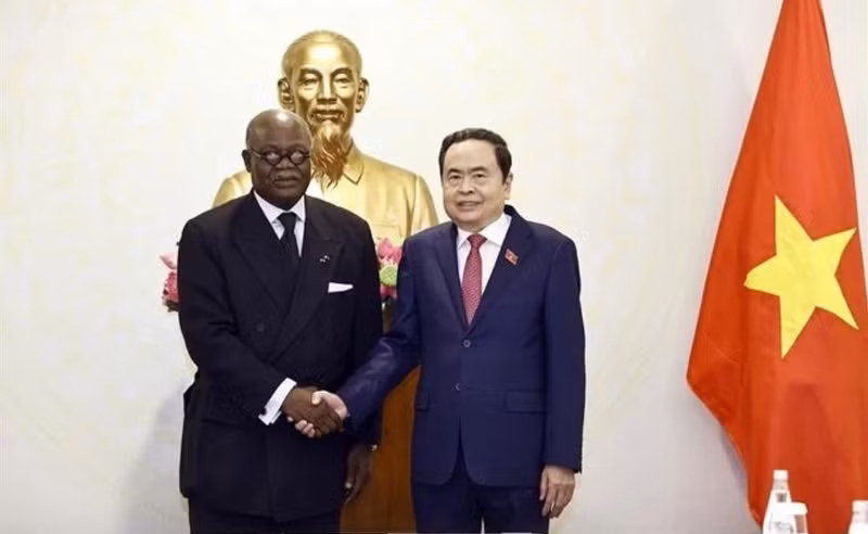 Le président de l'AN Tran Thanh Man (droite) et le président de l’APF Hilarion Etong. Photo : VNA.