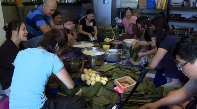 Tout comme au Vietnam, quelques jours avant le Têt, les cadres, les employés, les proches des membres de l’ambassade et des agences auprès de l'ambassade se réunissent pour la confection du « banh chung ». Photo : VNA.