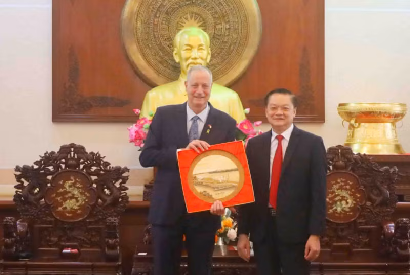 Duong Tien Hien (à droite), vice-président permanent du Comité populaire de la ville de Can Tho, et l’ambassadeur d'Israël au Vietnam, Yaron Mayer. Photo : thoidai