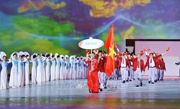 Le nageur Nguyên Huy Hoàng a eu l'honneur d’être le porte-drapeau de la délégation sportive vietnamienne lors de la cérémonie d'ouverture des plusieurs événements sportifs majeurs à plusieurs reprises. Photo : VNA.