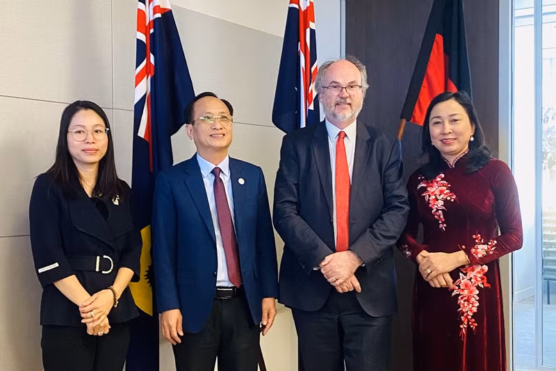 Lors de la séance de travail avec le ministre des Mines et du Pétrole, de l’Énergie, des Services et de l’Industrie de l’État australien d’Australie-Occidentale. Photo: baoquocte