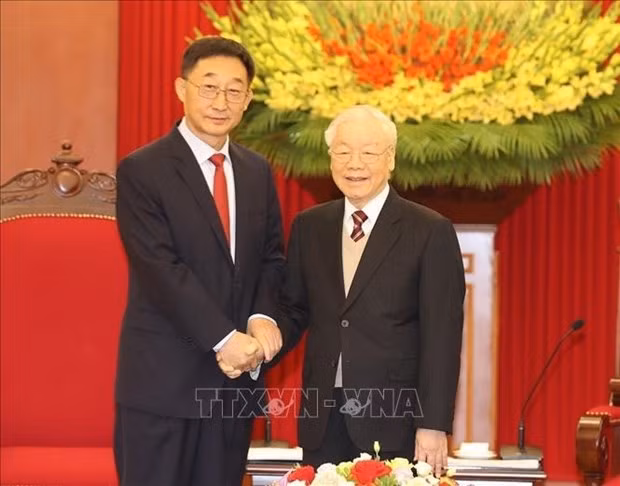 Le Secrétaire général du Parti communiste du Vietnam (PCV), Nguyên Phu Trong (à droite), et Liu Ning, secrétaire du Comité du Parti de la région autonome Zhuang du Guangxi (Chine). Photo : VNA.