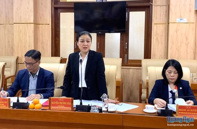 La présidente de l’Union des organisations d’amitié Nguyen Phuong Nga (debout), prend la parole. Photo: Bao Quang Ngai