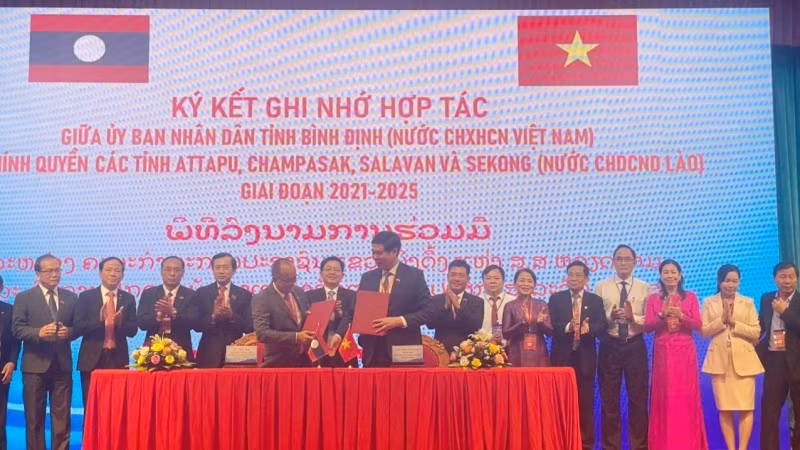 Lors de la conférence pour signer des accords de coopération avec les provinces du sud du Laos pour la période 2021-2025. Photo: NDEL