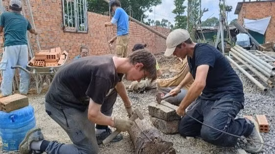 Les étudiants volontaires de l’organisation « Les Enfants du Dragon » viennent sur place pour soutenir la famille dans la construction. Photo : LEDD Les étudiants volontaires de l’organisation « Les Enfants du Dragon » viennent sur place pour soutenir la famille dans la construction. Photo : LEDD