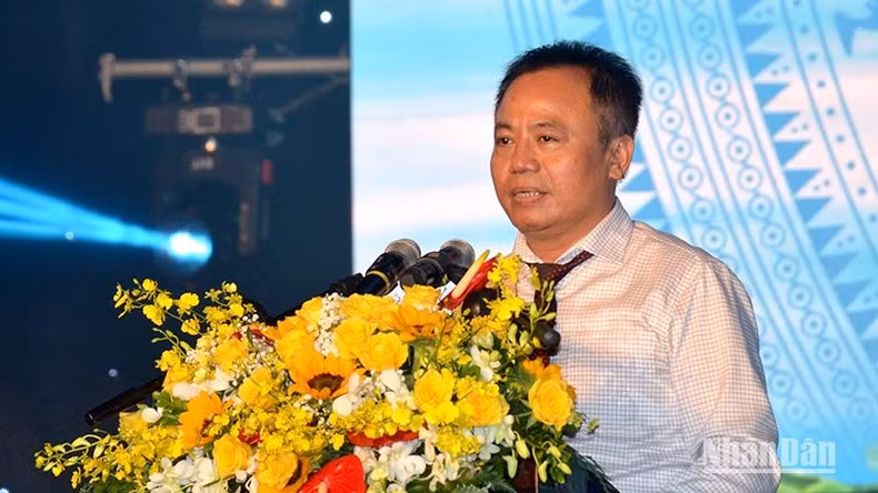 Nguyen Dang Chuong, directeur du Centre d’expositions de culture et d’arts du Vietnam et président du comité d’organisation de l’exposition, prend la parole. Photo: NDEL