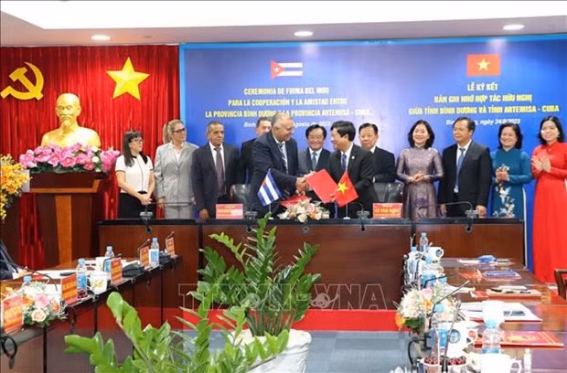 Le Comité populaire provincial de Binh Duong et l’administration de la province d'Artemisa signent un protocole d'accord sur l'établissement de relations de coopération et de jumelage. Photo: VNA