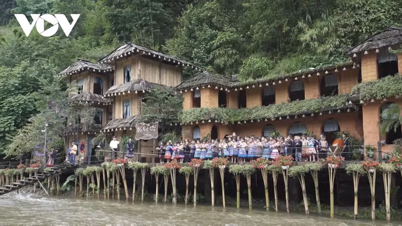 Un spectacle musical très spécial présenté par plus de 130 enfants. Photo: VOV Un spectacle musical très spécial présenté par plus de 130 enfants. Photo: VOV