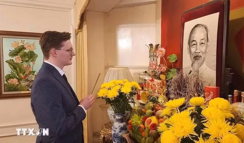 Kyril Whittaker, chercheur britannique en politique et histoire vietnamiennes rend hommage au Président Hô Chi Minh à l'ambassade du Vietnam au Royaume-Uni. Photo : VNA.