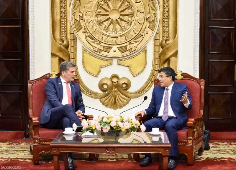 Le vice-ministre vietnamien des Affaires étrangères, Nguyen Minh Vu (à droite), et le ministre du Commerce du Costa Rica, Manuel Tovar. Photo: baoquocte