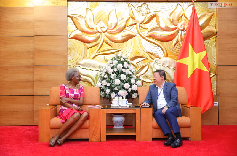 Nguyen Ngoc Hung (à droite), vice-président de l'Union vietnamienne des organisations d'amitié (VUFO) et Hellen Grace Akwii-Wangusa, présidente du conseil d'administration international d'ActionAid. Photo : thoidai