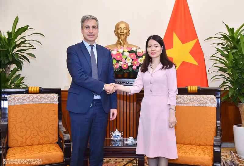 L’assistante du ministre des Affaires étrangères, Nguyên Minh Hang (à droite) et Marc Abensour, ambassadeur de France chargé de l’Indo-Pacifique. Photo: baoquocte