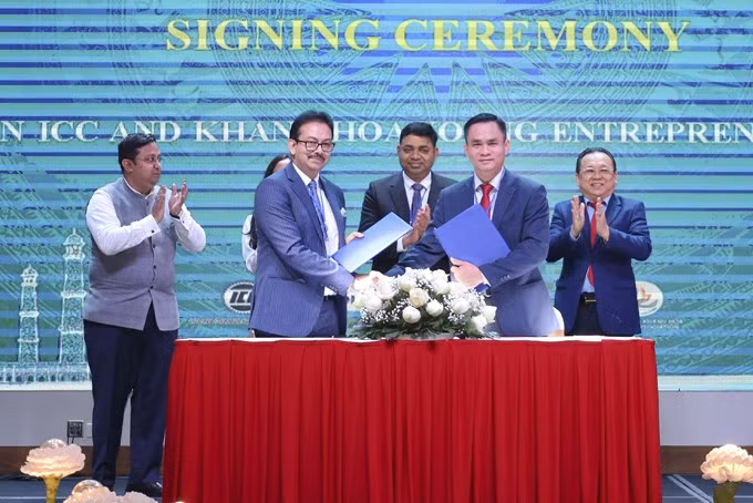 Les représentants de l’Association de jeunes entrepreneurs de Khanh Hoa et de la Chambre du Commerde d’Inde signent un protocole d'accord. Photo: Bao Khanh Hoa
