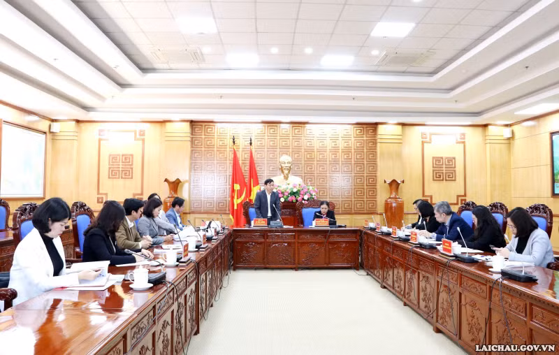 Lors de la séance de travail avec les dirigeants de la province de Lai Chau. Photo: thoidai.vn