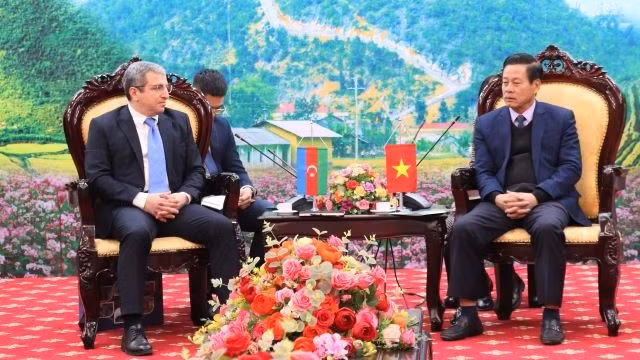 Lors de la rencontre entre président du comité populaire de Ha Giang, Nguyên Van Son, et l’ambassadeur d’Azerbaïdjan, Shovgi Mehdizade. Photo : hagiang.gov.vn