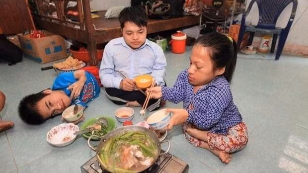 Des victimes de l’agent orange/dioxine dans la province de Kiên Giang (au Sud du Vietnam). Photo : VNA.