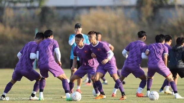 Des joueurs vietnamiens lors d'une séance d'entraînement, le 19 décembre à Vientiane. Photo : AFF.