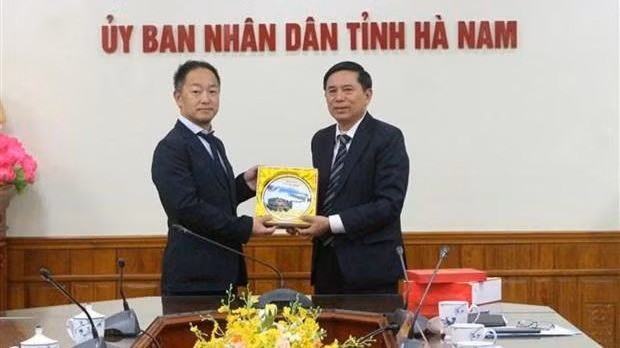 Le vice-président du Comité populaire provincial, Tran Xuan Duong (droite), présente un cadeau au directeur du Bureau du maire de la ville d'Izumiotsu de la préfecture d'Osaka au Japon. Photo : VNA