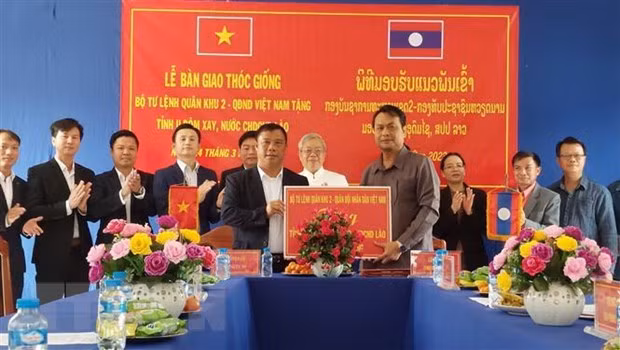 Lors de la cérémonie de remise de semences de riz à la province lao d'Oudomxay. Photo : VNA.
