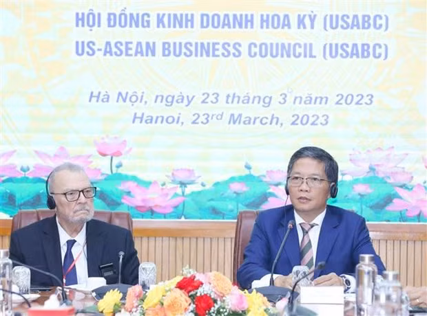 Trân Tuân Anh, membre du Bureau Politique et chef de la Commission centrale de l’Économie du Parti communiste du Vietnam (à droite). Photo : VNA. 