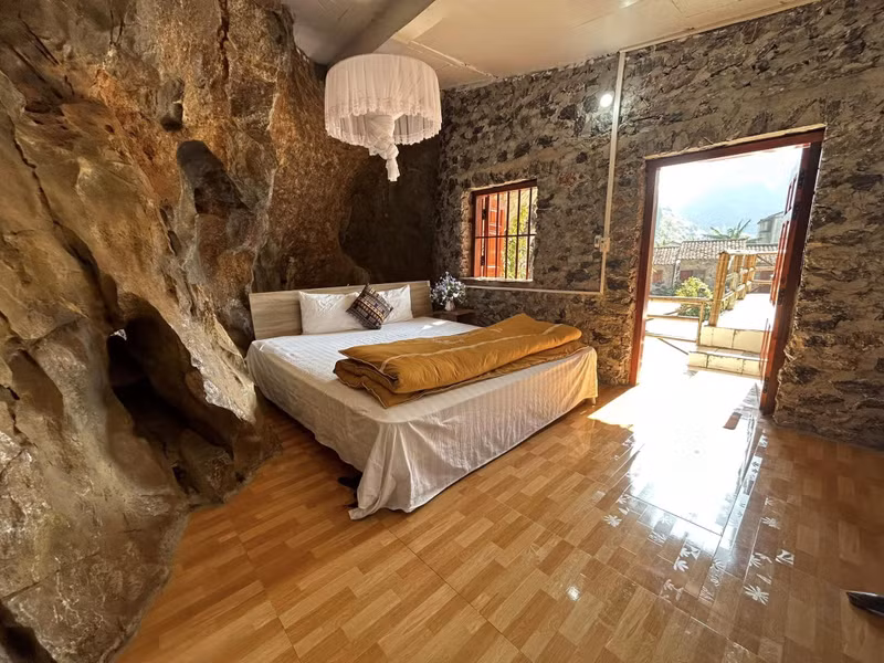 La chambre de Yen Nhi homestay est entièrement équipée avec toilettes, climatisation, armoire, wifi gratuit... au prix de 800 à un million de dongs par nuit. Photo: thoidai