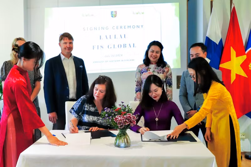 Des représentants de FIS Global et de Laulau Learning ont signé le programme de coopération à l'ambassade du Vietnam en Finlande. Photo : baoquocte