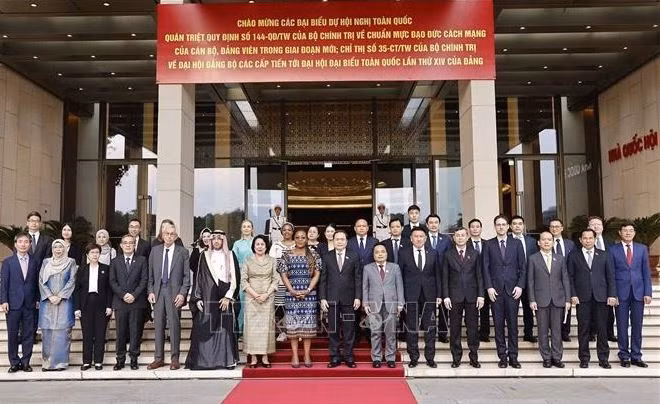 Le président de l'Assemblée nationale, Tran Thanh Man (premier rang, 9e à partir de la gauche), et les invités. Photo: VNA
