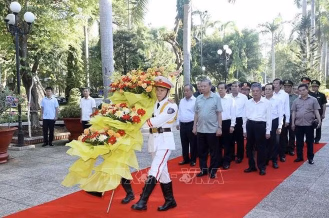 Le président To Lam offre de l'encens au temple dédié au Président Ho Chi Minh à Tra Vinh. Photo : VNA.