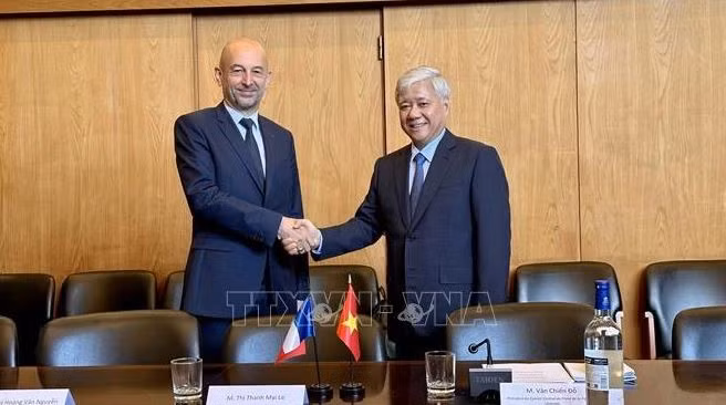 Do Van Chien, membre du Bureau politique et président du Comité central du Front de la Patrie du Vietnam (droite) et le président du Conseil économique, social et environnemental (CESE) Thierry Beaudet. Photo : VNA.