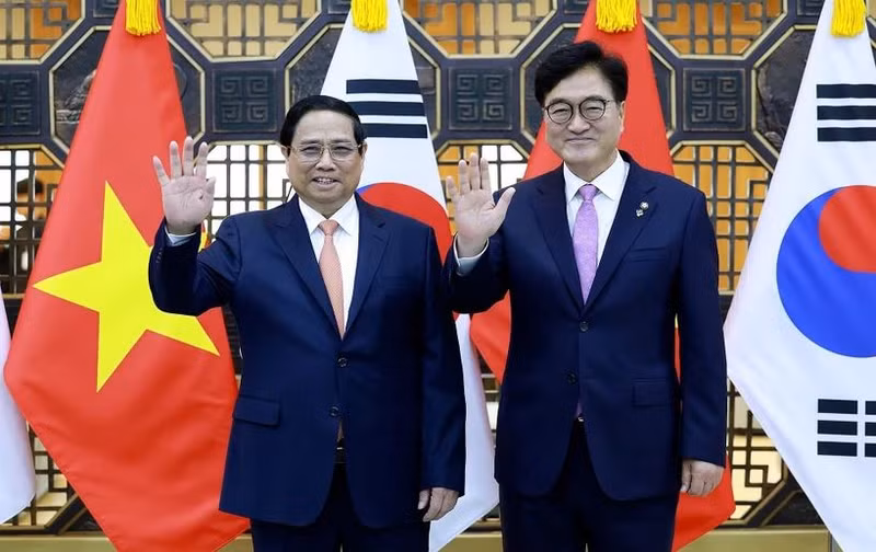 Le Premier ministre Pham Minh Chinh (à gauche) et le président de l’Assemblée nationale de la République de Corée, Woo Won-shik. Photo : VNA.