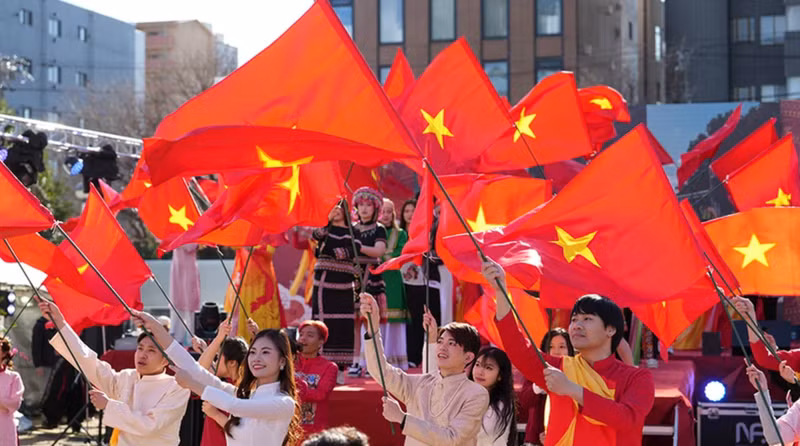 50 drapeaux nationaux flottant au vent sur la scène de l'événement Printemps de la Patrie - Le cœur du Vietnam au début de l'année au Japon. Photo: NDEL
