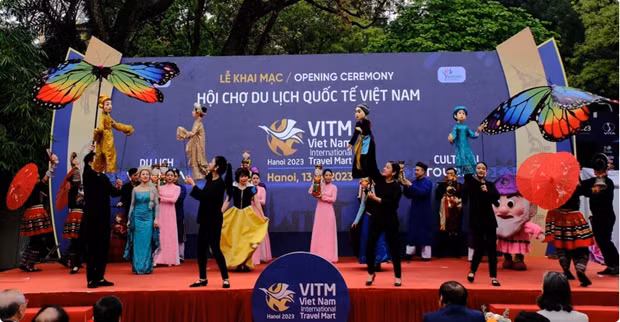 Un spectacle lors de l'inauguration du Festival international du tourisme du Vietnam - VITM Hanoi 2023. Photo : VietnamPlus.