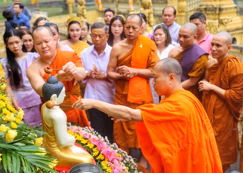 Un rituel de bain avec une statue de Bouddha à la fête de Chôl Chnam Thmây. Photo : VNA.