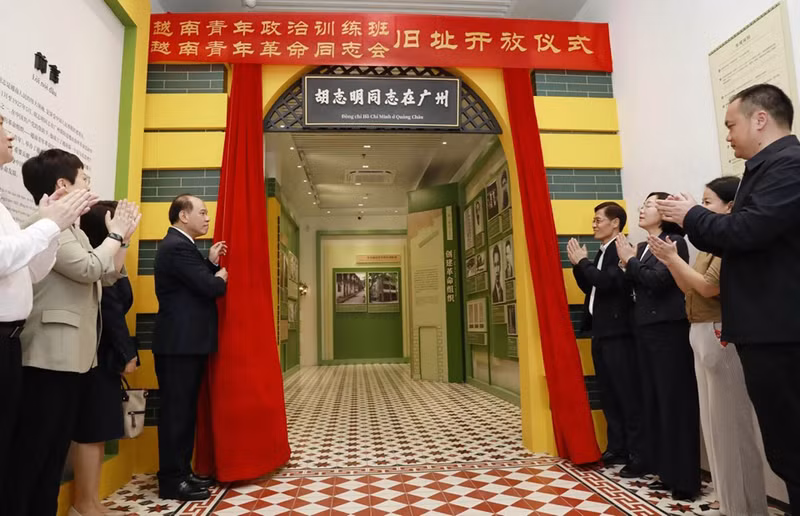 Lors de la cérémonie d’ouverture de l'exposition « Hô Chi Minh à Guangzhou ». Photo: baoquocte
