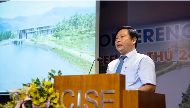 Docteur Tran Thanh Son, directeur adjoint du Centre international pour la science et l'éducation interdisciplinaires (ICISE), lors de la conférence. Photo: nhandan.vn