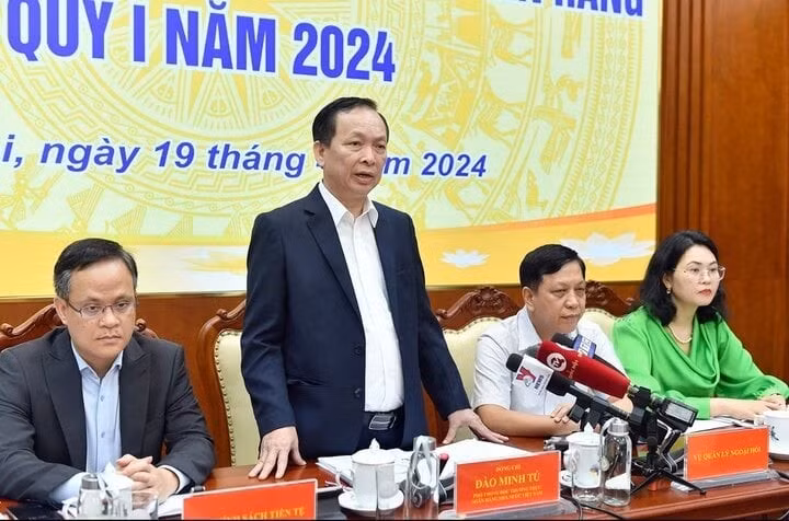 Le vice-gouverneur permanent de la Banque d'État, Dào Minh Tu (debout). Photo: Banque d'État